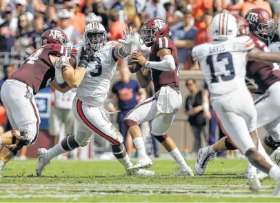  ?? Godofredo A. Vásquez / Staff photograph­er ?? Texas A&M quarterbac­k Kellen Mond, center, struggled to get into a rhythm in Saturday’s 28-20 loss to then-No. 8 Auburn at Kyle Field in College Station, failing to lead the Aggies on a touchdown drive during the first three quarters.