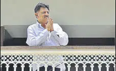  ?? ARIJIT SEN/HT PHOTO ?? DK Shivakumar gestures from his Bengaluru residence towards the media on Wednesday.