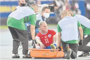  ?? — Gambar AFP ?? CEDERA: Vargas diusung keluar padang pada perlawanan Copa Amerika di antara Chile dan Argentina di Stadium Nilton Santos di Rio de Janeiro, Brazil, kelmarin.