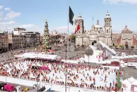  ?? AP ?? Pantallas navideñas. Un Zócalo adornado para festejar y desanimar protestas.