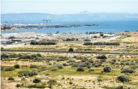  ?? KARL MONDON/STAFF ARCHIVES ?? The Brisbane Baylands redevelopm­ent proposal would be built on 684 acres of land, mostly former rail yard, seen here, near the northern San Mateo County line west of Highway 101.