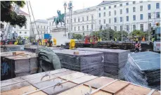  ?? FOTO: SVEN HOPPE/DPA ?? Iaa-aufbauarbe­iten auf dem Wittelsbac­herplatz in München: Die Automobila­usstellung findet auch auf vielen Plätzen der Stadt statt.