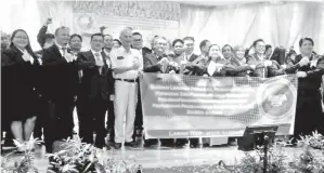  ??  ?? PENGARAH Sabda merakamkan gambar kenangan selepas majlis perasmian pelancaran tabung.