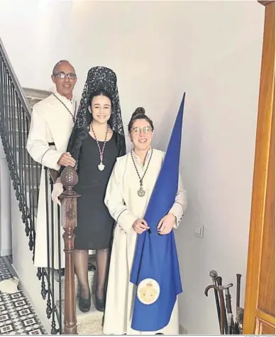  ?? DARIO DE ALMERÍA ?? Enrique Marín con su ahijada Lucía y su hija Mª del Mar, actual Hna. Mayor de Prendimien­to.
