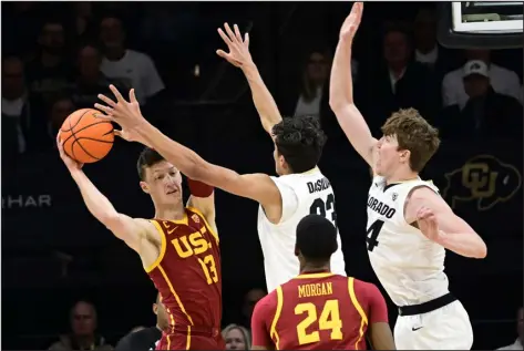  ?? CLIFF GRASSMICK — DAILY CAMERA ?? Colorado’s Tristan da Silva, center, and Lawson Lovering guard USC’S Drew Peterson on Thursday night in Boulder.