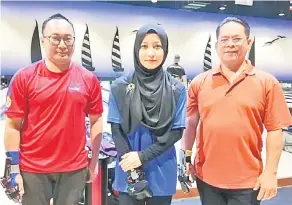  ??  ?? TERUS MENDAHULUI: Trio UNIMAS (dari kiri) Mohd Zaidi, Yusralina Yusof dan Wagiman Kassim yang hampir pasti muncul juara.