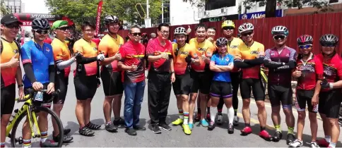  ??  ?? Lee (seventh from left) and Mazlan (sixth left) with some of the cyclists give the thumbs-up to MICR 2018.