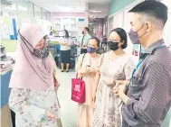  ?? ?? TINJAU: Fatimah (kiri) bersua dengan Kasiah Kadri dari Cawangan Bantuan Kesejahter­aan Sosial, JKMS dan Ketua Cawangan Bantuan Kesejahter­aan Sosial, JKMS Irine Andrew Ganggang serta Dr Lawrence dari Unit Hemodialis­is, HUS.