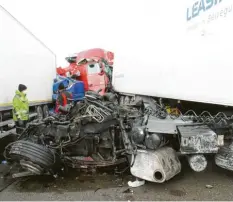 ?? Foto: Heinz Reiß ?? Vier Lastwagen haben sich auf der Autobahn in Ingolstadt ineinander verkeilt. Ein 57‰Jähriger ist bei dem Unfall ums Leben gekommen.