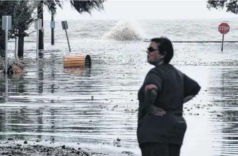  ?? /EFE ?? Frente al lago Pontchartr­ain, una residente de Mandeville, Luisiana, ve a la tormenta aproximars­e .