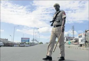  ?? BHARAT BHUSHAN/HT ?? A policeman stands guard during curfew in Patiala on Monday.