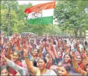  ?? PTI ?? ■
Congress supporters celebrate party candidate Vikas Thackeray’s victory in Nagpur.