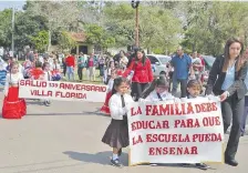  ??  ?? Las institucio­nes aprovechar­on el desfile para emitir mensajes.