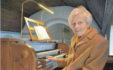  ?? FOTO: SUSANNE SCHRÖDER/ EPD ?? „ Jeder Pfarrer hat andere Vorlieben. Da muss ich immer wach sein!“: Die 90- jährige Organistin Maria Feldigl aus Wolfratsha­usen spielt seit ihrem 15. Lebensjahr Orgel.