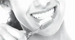  ?? ARCHIVO LA NUEVA. ?? Cepillarse los dientes tres veces al día es fundamenta­l para estar saludable.