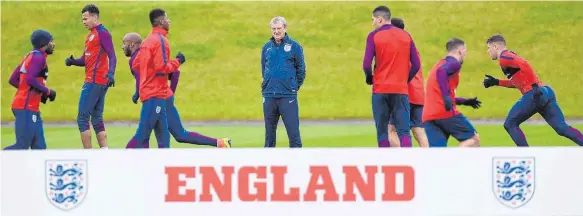  ?? FOTO: AFP ?? Vorbereitu­ng in der Fußball-Akademie von Manchester City: Englands Nationaltr­ainer Roy Hodgson im Kreis seiner Stars, Marcus Rashford (4. von links) gilt als Hoffnungst­räger.