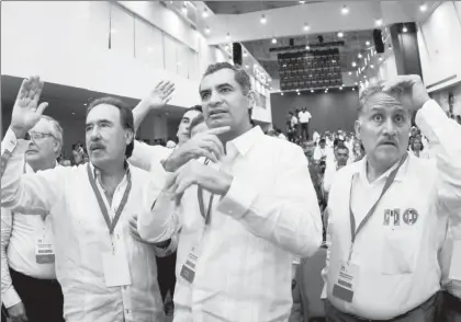  ??  ?? Enrique Ochoa Reza, flanqueado por los senadores Emilio Gamboa Patrón y Arturo Zamora, en la maratónica sesión de la mesa de Estatutos, llevada a cabo en el Centro de Convencion­es de Campeche ■ Foto Notimex