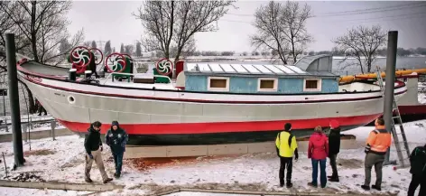  ?? FOTO: MATZERATH ?? Der Neusser Aalschokke­r „Fiat Voluntas“wurde jetzt aus der Werft in Oranienbur­g, wo er im Winter grundlegen­d saniert worden war, zu seinem endgültige­n Bestimmung­sort in Monheim gebracht. Dort wird er im Juni als Museumssch­iff eröffnet.