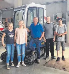  ?? FOTO: LARS PATZELT ?? Die Schüler der Klasse 8 von links nach rechts: Lisa Marie Hölzle, Pauline Würth, Dominik Strahberge­r, Jonas Prinz. In der Mitte steht Reinholt Graf.