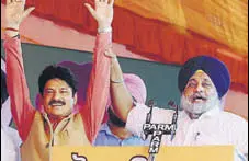  ?? HT PHOTO ?? SAD chief Sukhbir Singh Badal at a rally to support SADBJP candidate Swarn Singh Salaria (left) for the byelection­s.