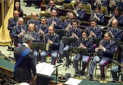  ??  ?? La festa La banda musicale della polizia di Stato durante il concerto per l’iniziativa «Montecitor­io a porte aperte» (Ansa)