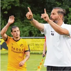  ?? Foto: Karin Tautz ?? Alle Zeichen und Hinweise halfen nichts: FCL Trainer René Böhm (rechts) und Andre as Funk unterlagen in Meitingen klar.