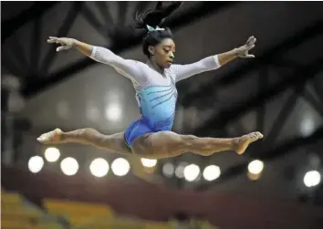  ?? AFP ?? Simone Biles springt als erste Athletin überhaupt zu vier Mehrkampf-titeln an Weltmeiste­rschaften.