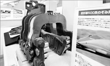  ?? — Japan News-Yomiuri photos by Taku Yaginuma ?? (Left) The brake for a 500 series Shinkansen train car, which was mainly used in the Nozomi super express. • A working model displaying a brake mechanism. Visitors can step on a brake pedal while sitting in a replica driver’s seat and see how the brake...