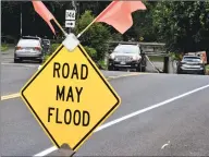  ?? Peter Hvizdak / Hearst Connecticu­t Media ?? A sign warns motorists that Montowese Street near Pine Orchard Road in Branford may flood underneath a railroad underpass.