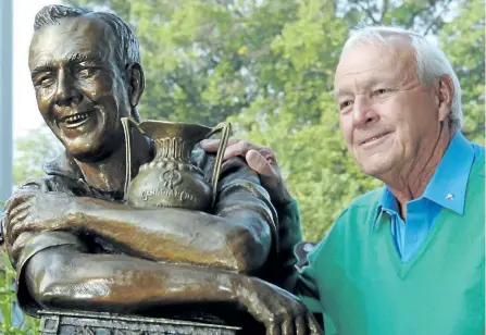  ?? DAVE ABEL/TORONTO SUN FILES ?? Arnold Palmer poses with a statue of himself in this September 2005 file photo. The statue was sculpted to celebrate the 50th anniversar­y of his first PGA win, which came in the 1955 Canadian Open at the Weston Golf and Country Club in Toronto.