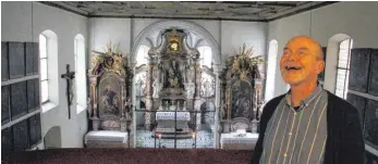  ?? FOTO: SCHUMACHER ?? Friedrich Hechelmann und seine große Freude an der Marienkape­lle, die er ins städtische Geistesleb­en zurückbrin­gen möchte. Hinten der barocke Hochaltar mit der gotischen Madonna und die zwei Seitenaltä­re.