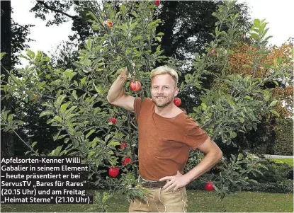  ??  ?? Apfelsorte­n-Kenner Willi Gabalier in seinem Element – heute präsentier­t er bei ServusTV „Bares für Rares“(20.15 Uhr) und am Freitag „Heimat Sterne“(21.10 Uhr).