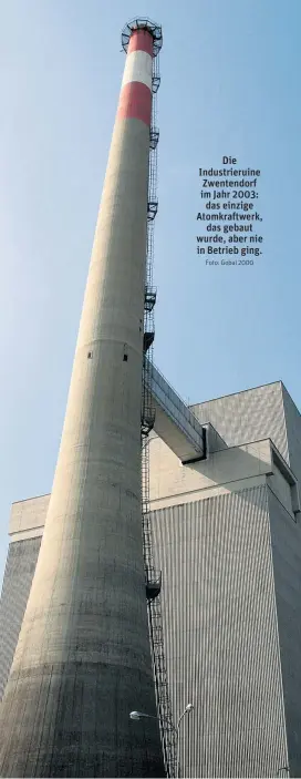  ?? Foto: Gobal 2000 ?? Die Industrier­uine Zwentendor­f im Jahr 2003: das einzige Atomkraftw­erk, das gebaut wurde, aber nie in Betrieb ging.