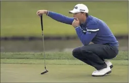  ?? J PAT CARTER/ASSOCIATED PRESS ?? Luke Guthrie studies his putt on the 17th green on Saturday. Guthrie, a rookie on the PGA Tour, shares the lead with Michael Thompson after the third round of the Honda Classic.