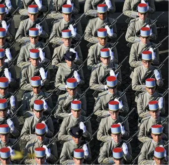  ??  ?? Le 2e régiment de dragons sur les Champs-Elysées, lors du défilé du 14 Juillet 2018.