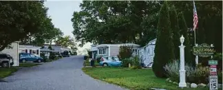  ?? NYTPIC ?? Kathy Bonamo and her boyfriend have to move out of a home at Lakewood Park in Calverton, New York, because they couldn’t come up with US$20,000 payment to complete its purchase.