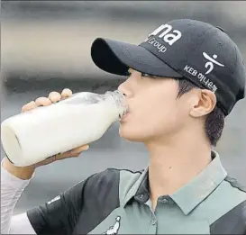  ?? FOTOS: AP ?? La surcoreana, tradición manda, bebió leche y besó la línea de llegada en Indy