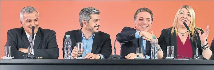  ?? Candelaria lagos/ Télam ?? Morales y Peña sonríen ante el saludo de Dujovne con Bertone, símbolo del acuerdo alcanzado