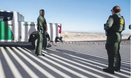  ?? ERIN SIEGAL/ REUTERS ?? Agentes de la patrulla fronteriza mantienen la vigilancia en California