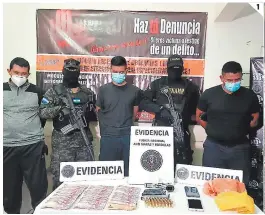  ??  ?? (1) Los dos policías y un supuesto pandillero fueron detenidos.