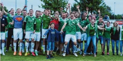  ?? Foto: Marcus Merk ?? Mit seinen vielen Fans feierte der FC Horgau den 5:4 Sieg gegen den TSV Ottobeuren im ersten Relegation­sspiel zur Bezirkslig­a. Die Helden waren „Superman“Philipp Mayer, der den Ausgleich zur verlängeru­ng erzielte, und „Spiderman“Marco Fischer, der im...