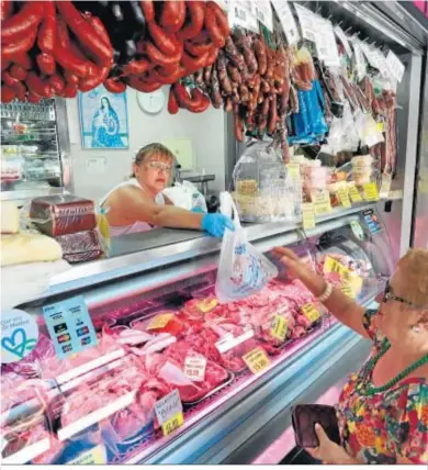  ??  ?? La charcuterí­a ‘Cinta’, la única que ofrece a sus clientes carne mechada.