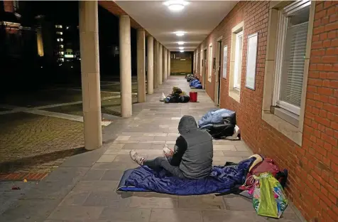  ?? MARCUS BRANDT / DPA ?? Tausende Menschen in Deutschlan­d haben keine Wohnung und leben auf der Straße.