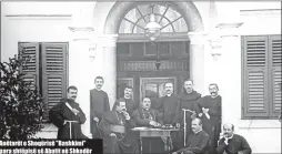  ??  ?? Anëtarët e Shoqërisë "Bashkimi" para shtëpisë së Abatit në Shkodër