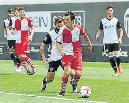  ?? FOTO: CE SABADELL ?? Josu Ozkoidi conduce el balón perseguido por un juagador del Valencia Mestalla durante un partido de liga