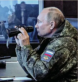  ?? ?? El presidente ruso, Vladímir Putin, en unas maniobras en Vladivosto­k en septiembre.