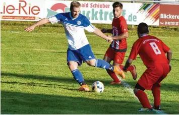  ?? Foto: Christian Kruppe ?? Im Hinspiel brachte Patrick Schorer die Langerring­er gegen Klosterlec­hfeld mit 1:0 in Führung. Am Ende hieß es 4:1 für Langer ringen. Am Samstag zählt für die Langerring­er nur ein Sieg, um den Relegation­splatz zu erreichen.