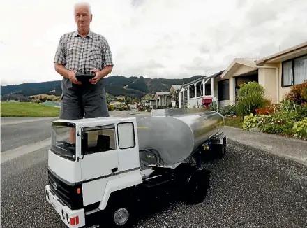  ?? PHOTO: MARTIN DE RUYTER/ FAIRFAX NZ ?? Brian Bickmore with the 1/5th scale radio controlled model Ford Transconti­nental 4435 truck and trailer that he spent 13 months building in his Richmond garage.