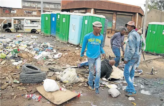  ?? Picture: JAMES OATWAY ?? FIRST ATTACK: Mthintho Bhengu (who would be convicted of murder), Sfundo Mzimela (guilty of murder) and Sizwe Mngomezulu (who would be released by the court) leave a beaten and battered Emmanuel Sithole on the ground. This picture was taken before...