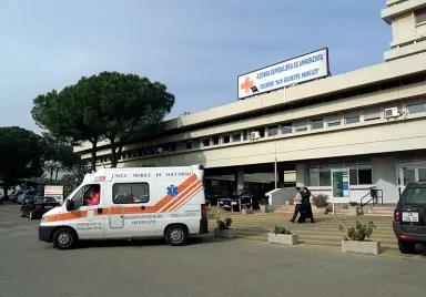  ??  ?? L’ingresso dell’ospedale Moscati di Taranto dov’è ricoverato il primo contagiato pugliese da coronaviru­s